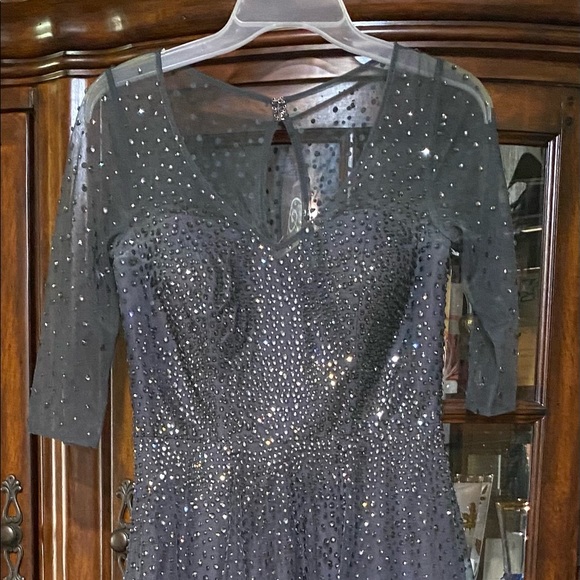 Beautiful gown - Picture 5 of 11